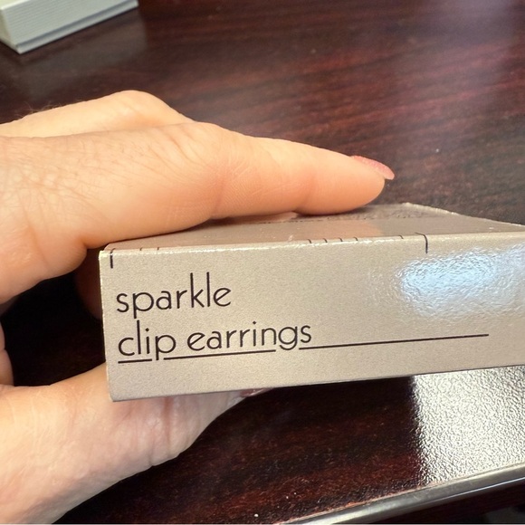 Avon Gold-Tone “Sparkle” clip Earrings NIB 1988 - Picture 3 of 5
